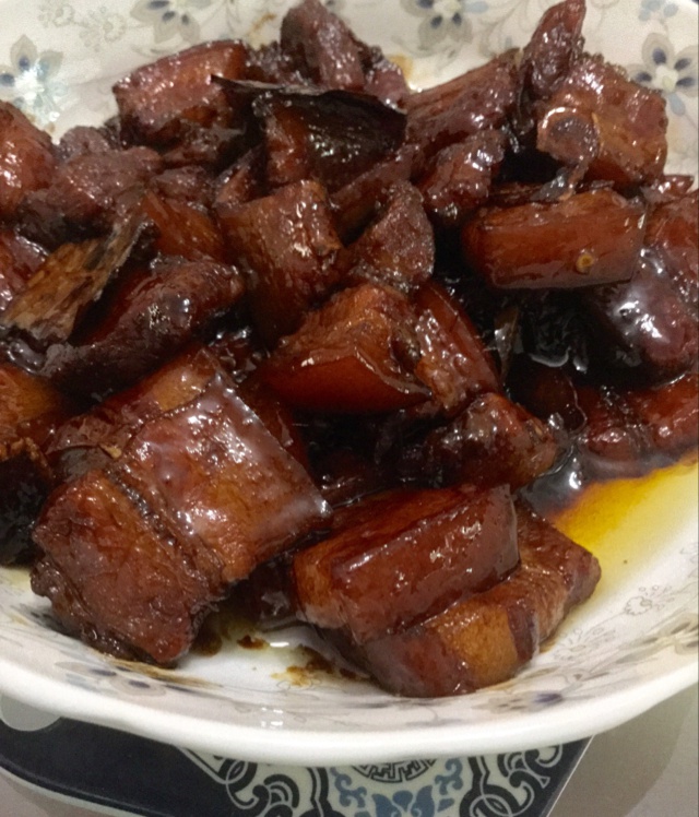 吃着碗里望着锅里的红烧肉