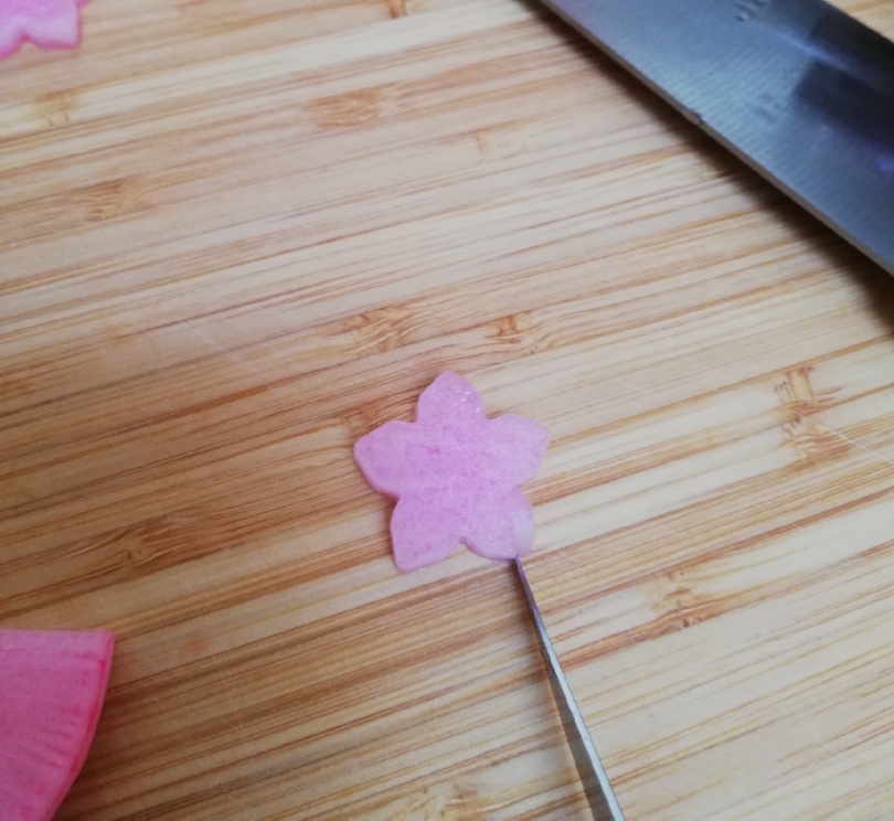 巧做萝卜樱花装饰的做法 步骤2