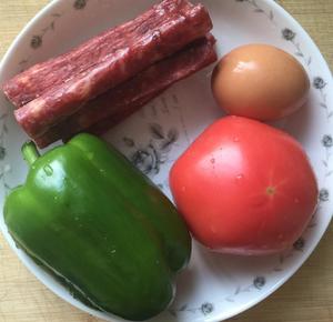 青椒番茄鸡蛋香肠炒饭的做法 步骤1