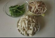 鲜菇芹菜鱿鱼丝的做法 步骤3