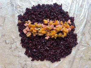 蛋黄肉松紫米饭团的做法 步骤5