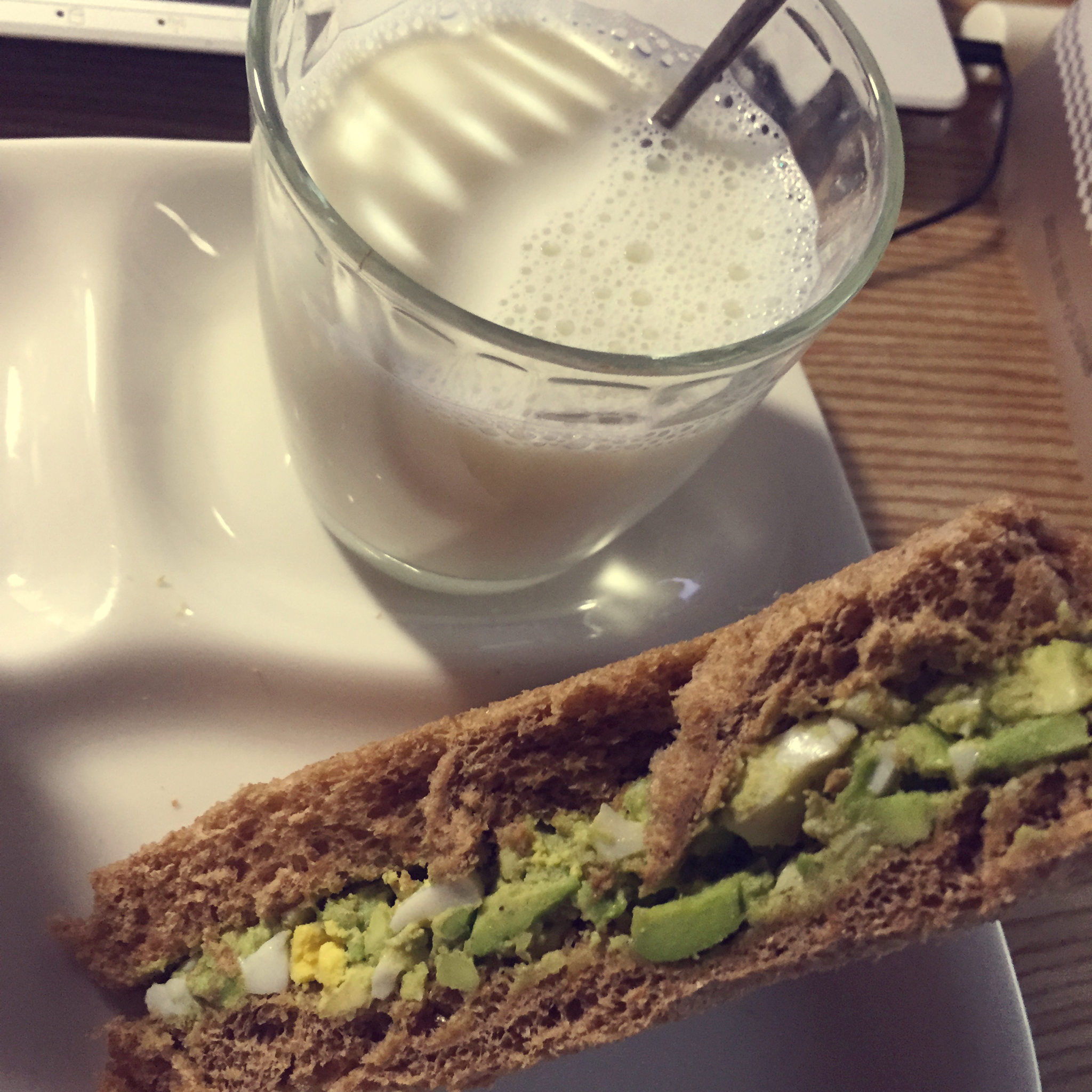 牛油果鸡蛋三明治