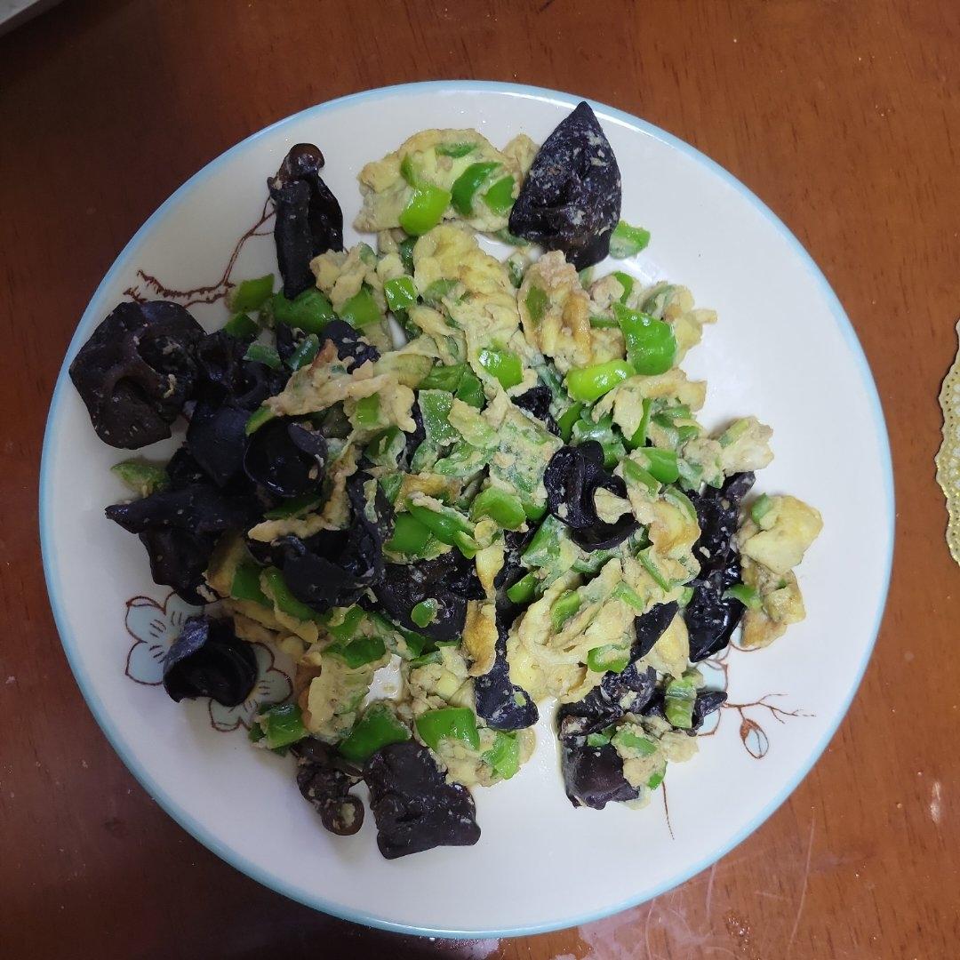 黑木耳青椒炒鸡蛋（营养又下饭）