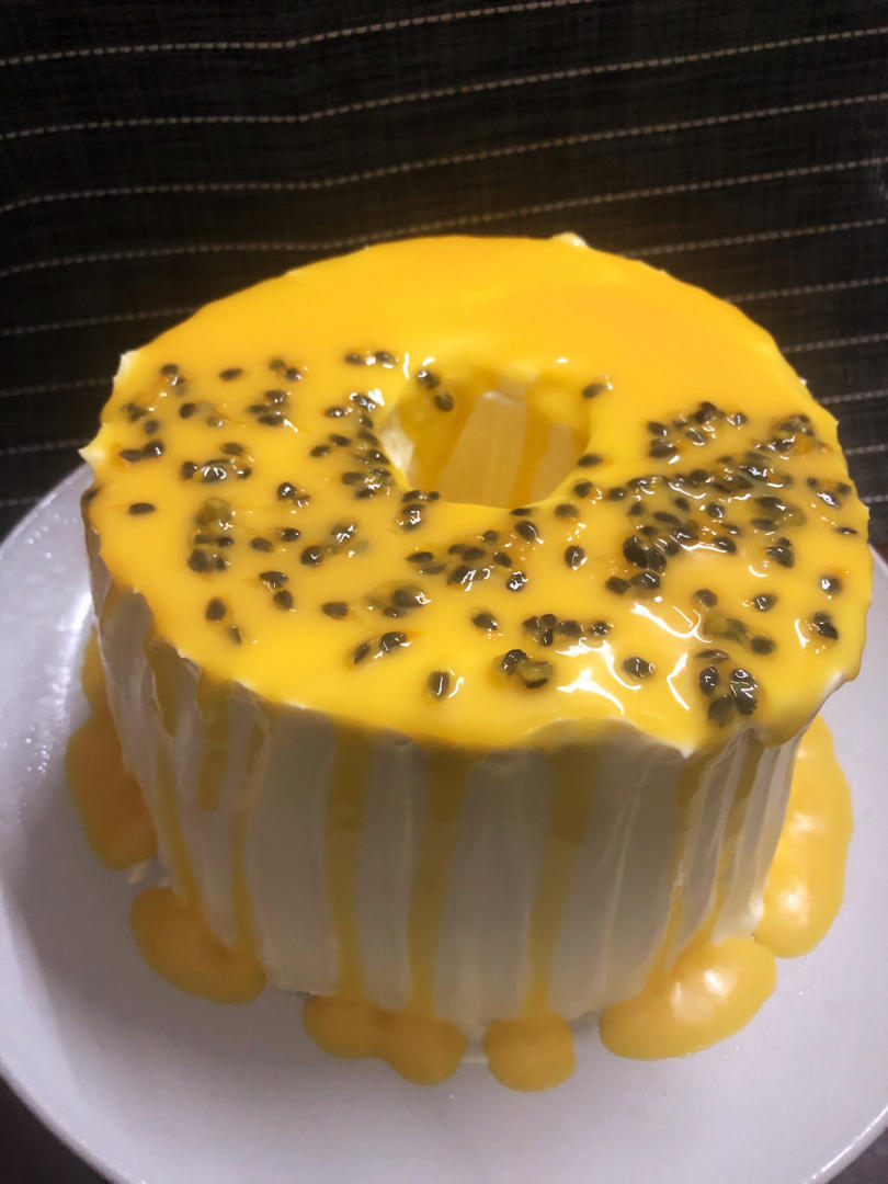 百香果淋酱戚风蛋糕（淋上百香果酱汁后好吃到爆炸！）