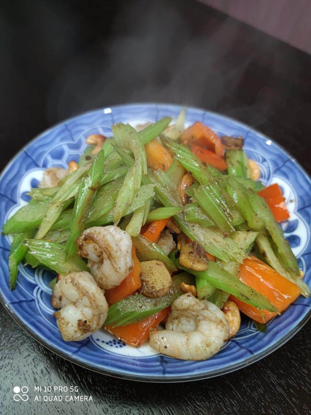 10分钟出锅的【西芹腰果炒虾仁】，清甜脆爽好吃不胖