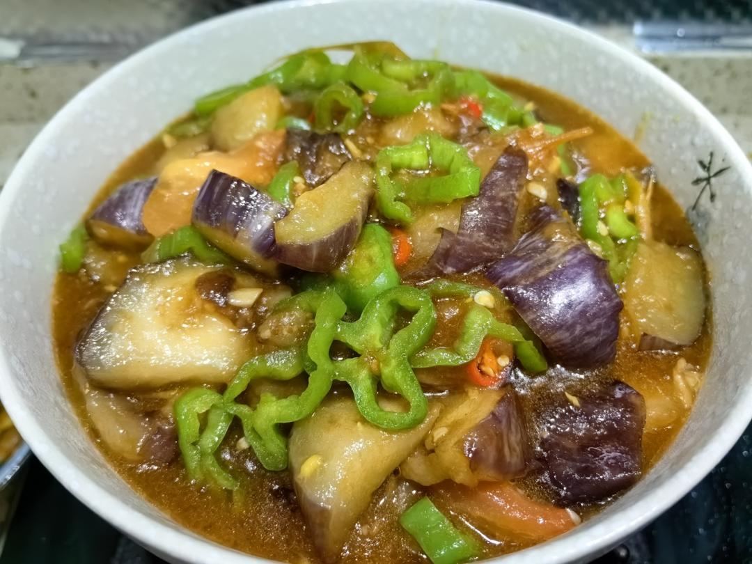 红烧茄子（佐西红柿尖椒）