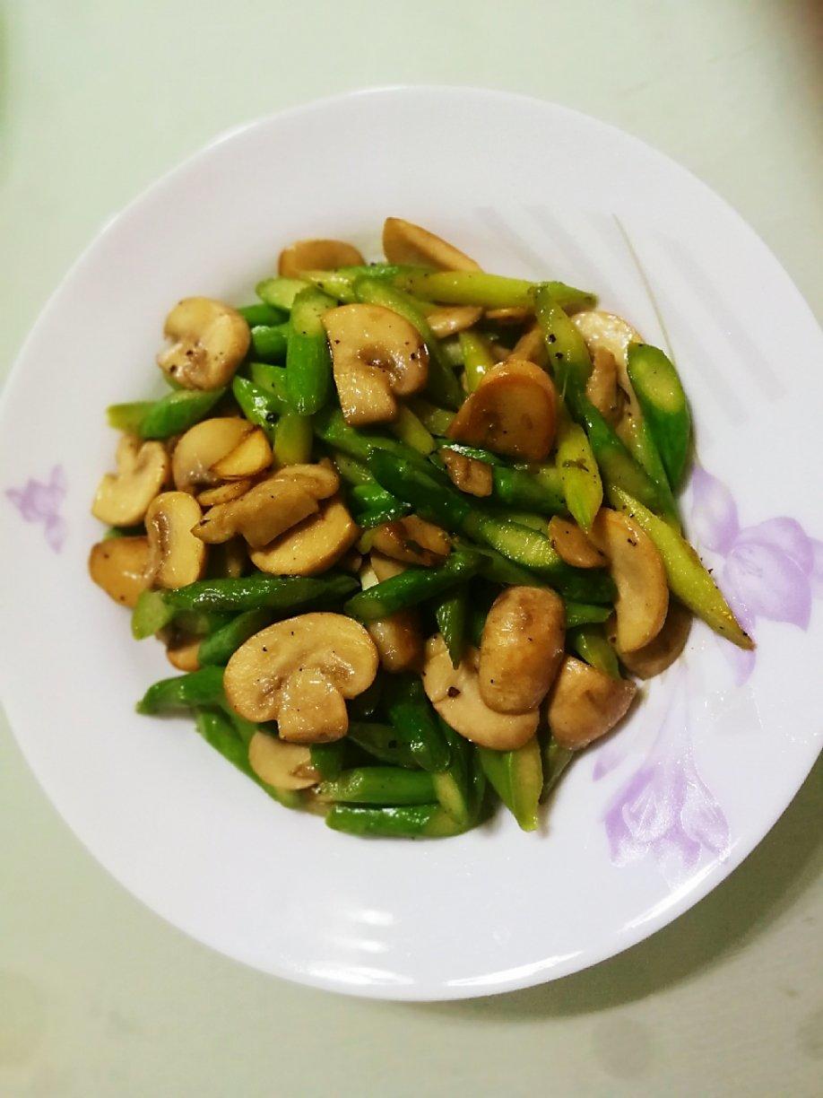 芦笋炒蘑菇