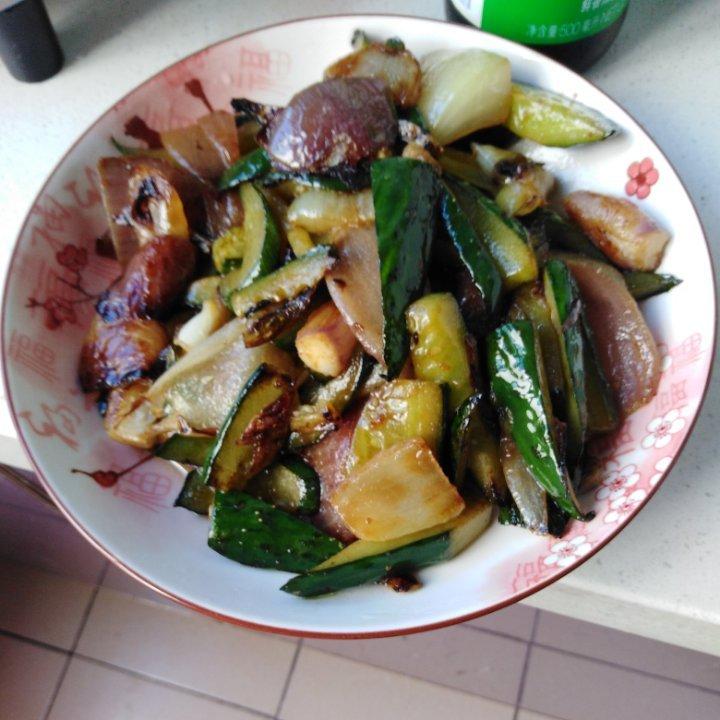 洋葱炒黄瓜  😋好吃极了