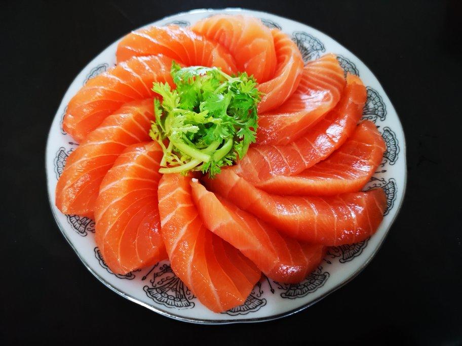 囧囧游神白喵喵做的刺身三文鱼