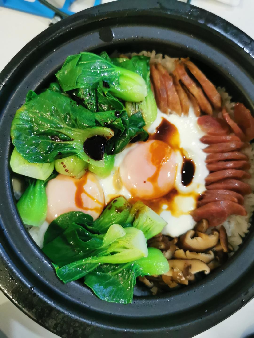 保姆级的「腊味煲仔饭2.0」加强版来了，地道老广味～