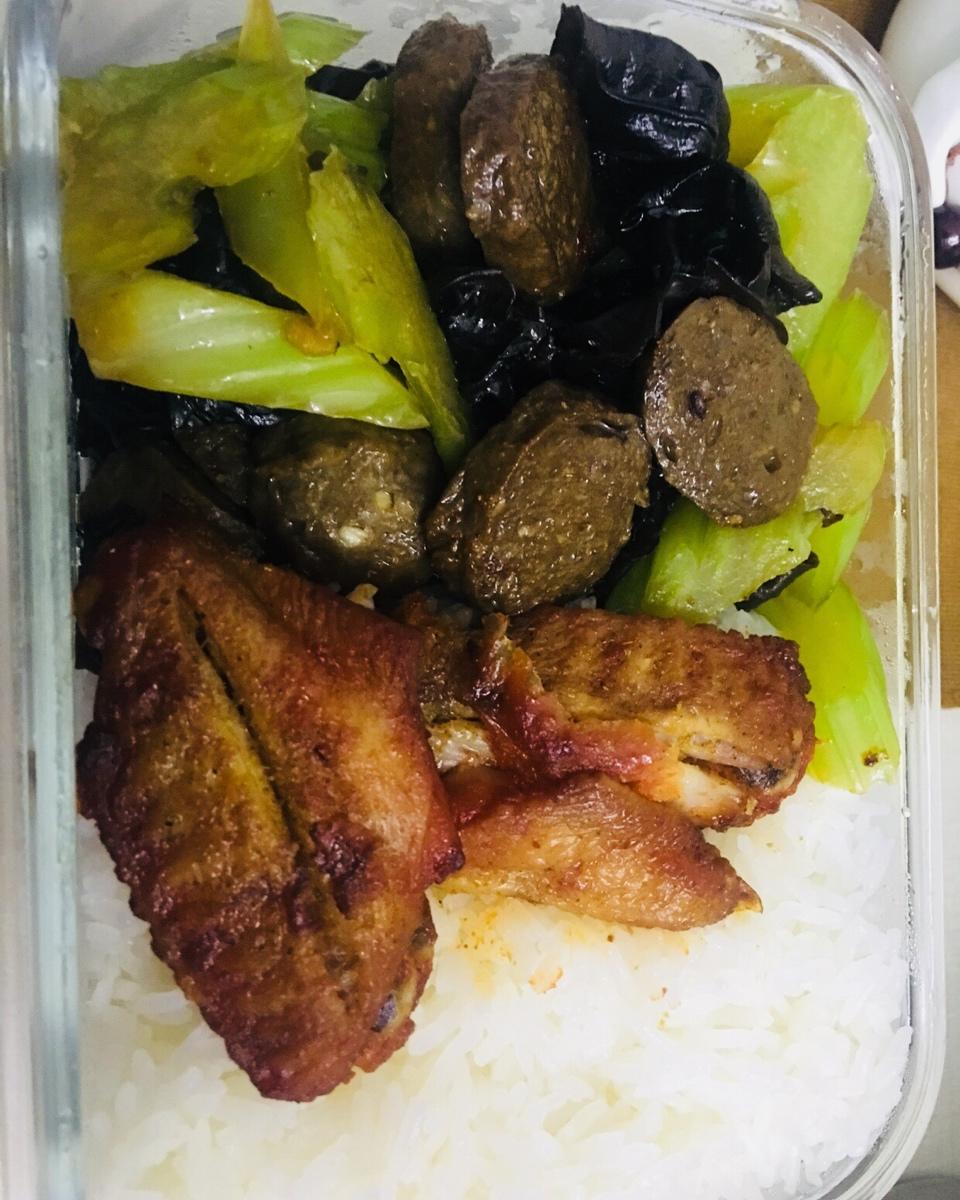 芹菜木耳炒牛肉丸