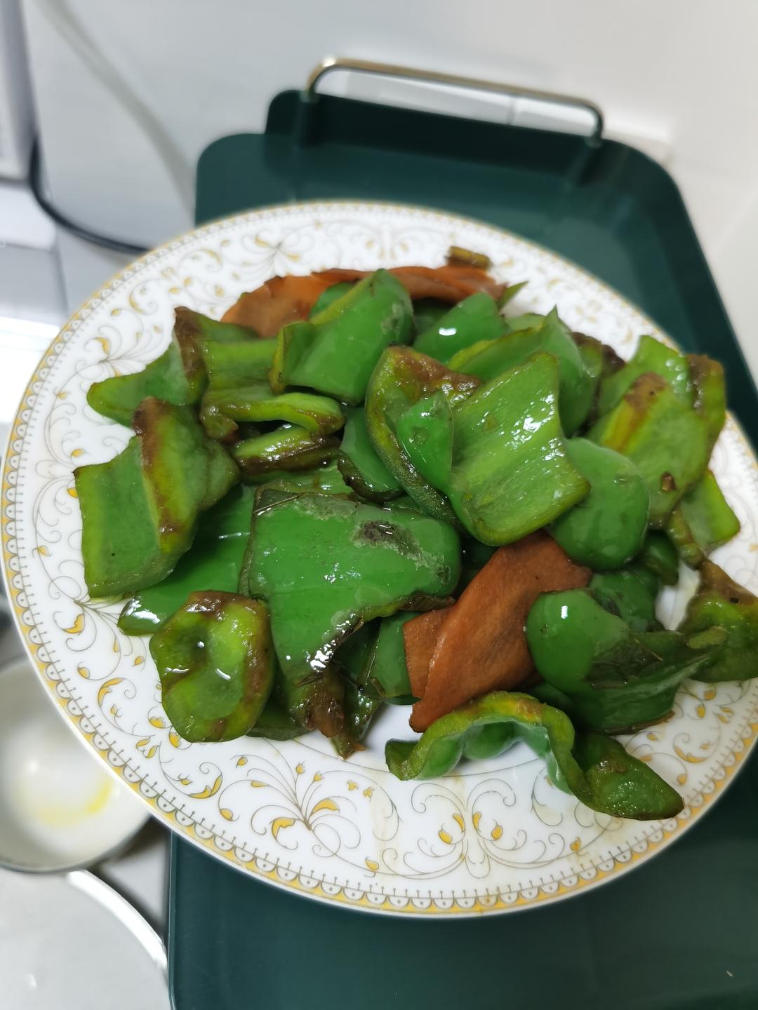 四菜一汤=烧鸡+油焖大虾+素炒西蓝花+胡萝卜炒圆椒+西红柿蛋花汤~的做法 步骤4