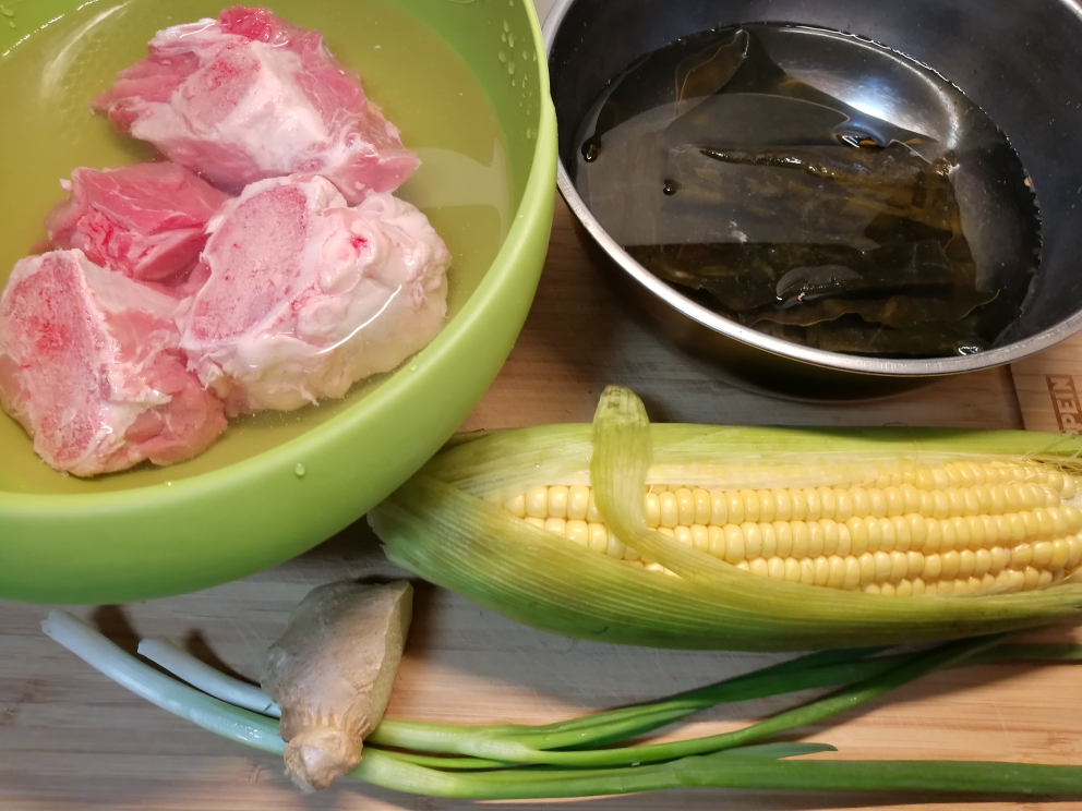 玉米海带骨头汤，记住“3”不放，简单2步做出美味清澈不油腻的做法 步骤1