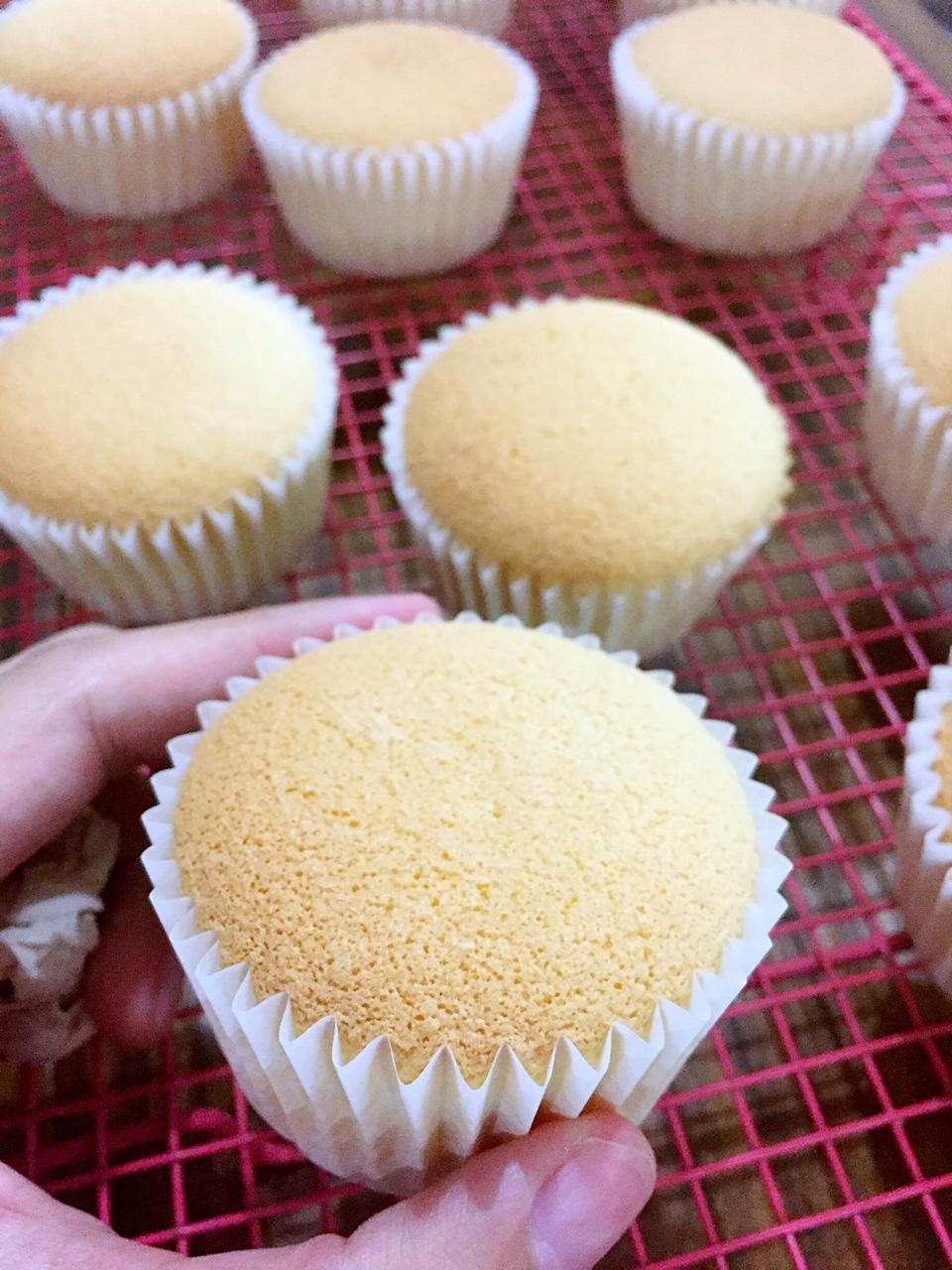 原味海绵纸杯蛋糕（非常适合裱花、盖糖皮的cupcake方子）