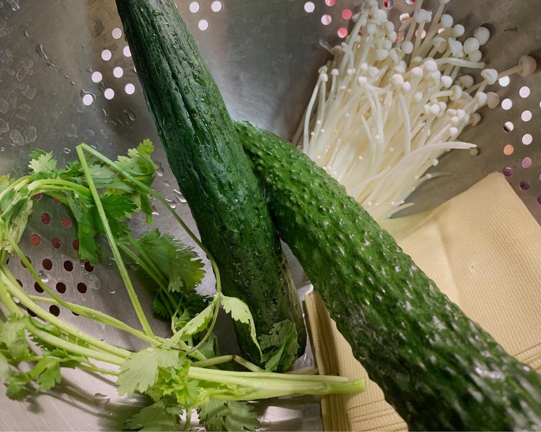 夏日爽口小菜—简单快手的黄瓜拌豆腐皮Cucumber Salad的做法 步骤1