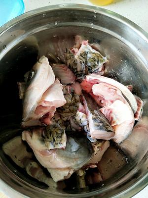 泡椒鱼头火锅的做法 步骤1