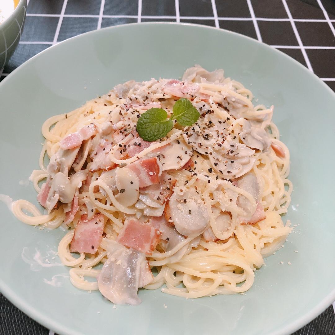 白蘑菇奶油培根意面