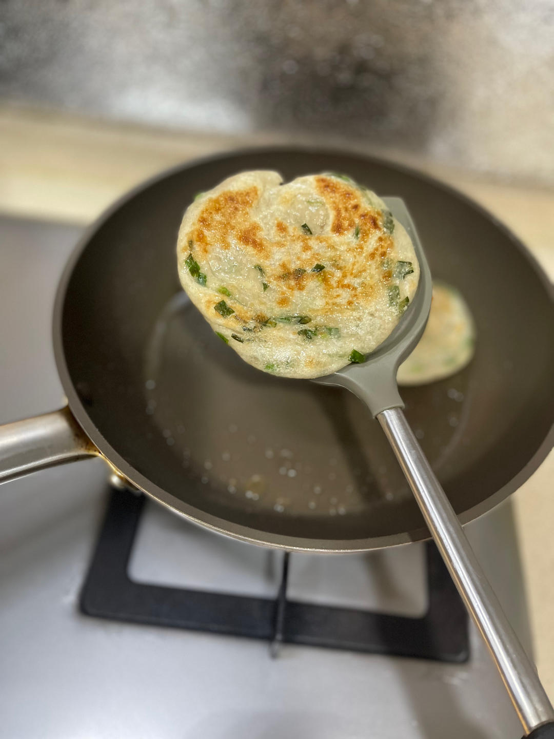 家常葱油饼 柔软多层 凉了也不硬 附细节视频详解