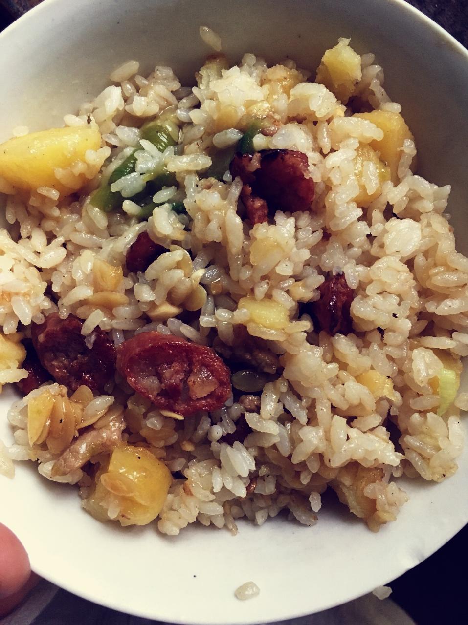 腊肠土豆焖饭