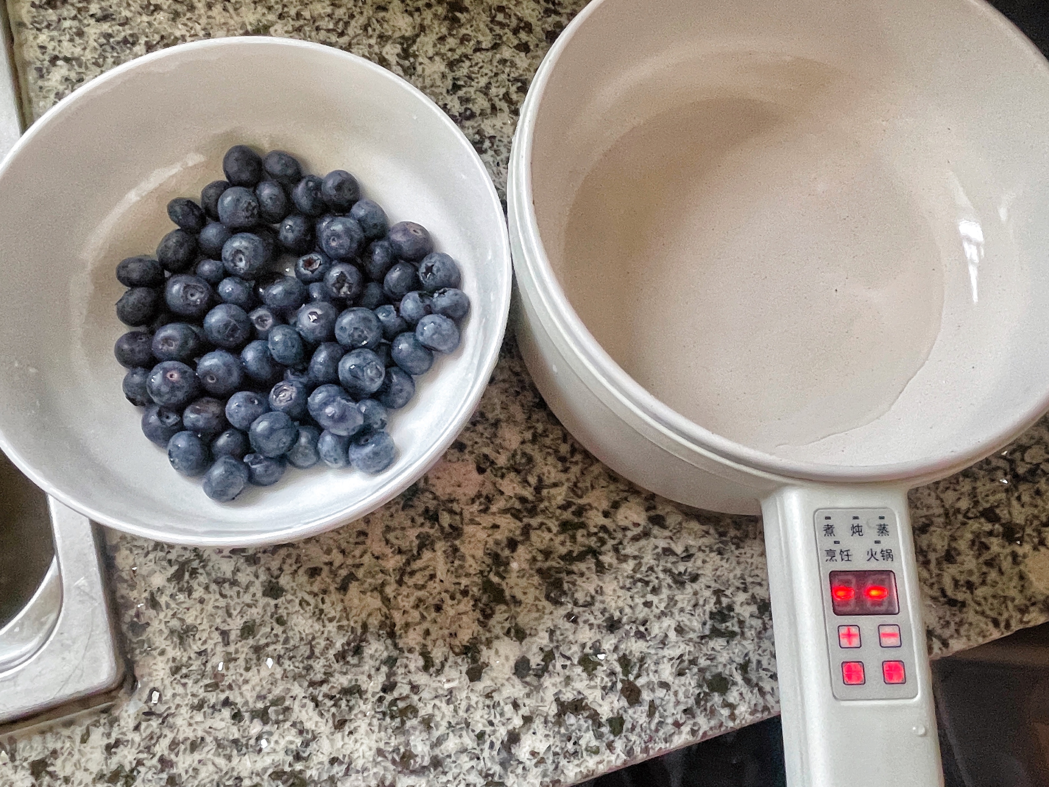 15分钟简单自制蓝莓酱的做法 步骤2