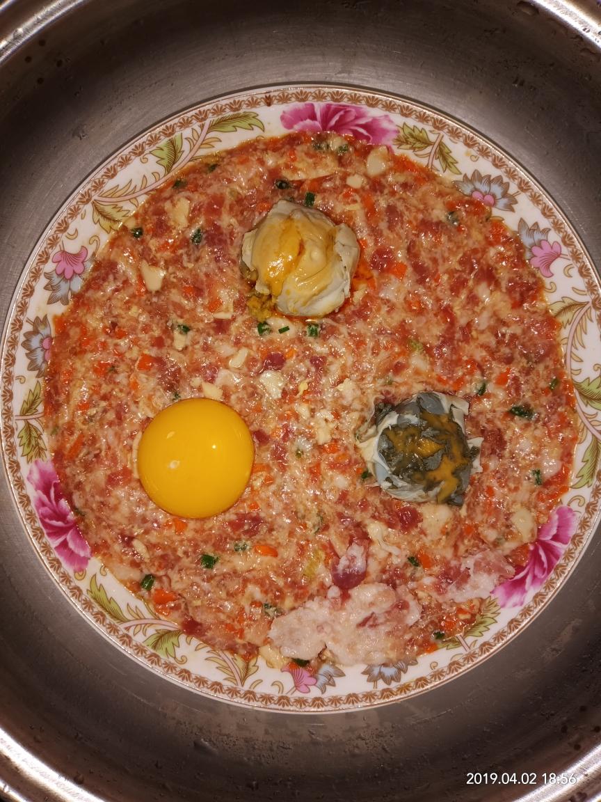 咸蛋黄蒸肉饼的做法 步骤2