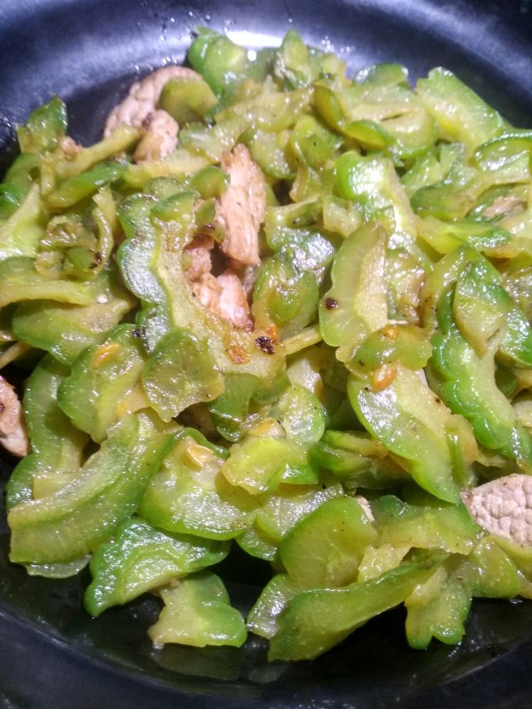 不苦的苦瓜炒肉的做法