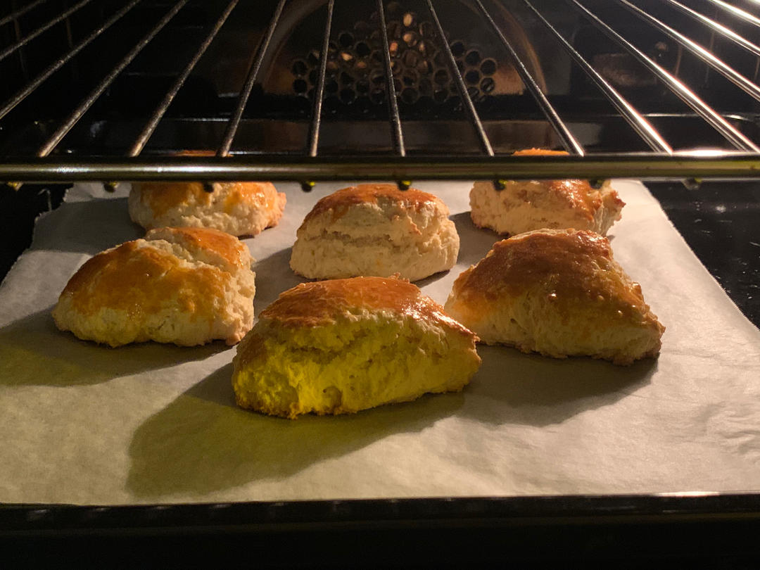 复刻英国女王私人御厨的经典司康：加映Cream Tea 经典吃法 & 如何做出松软內里、酥脆边缘的司康&司康佐醬製作