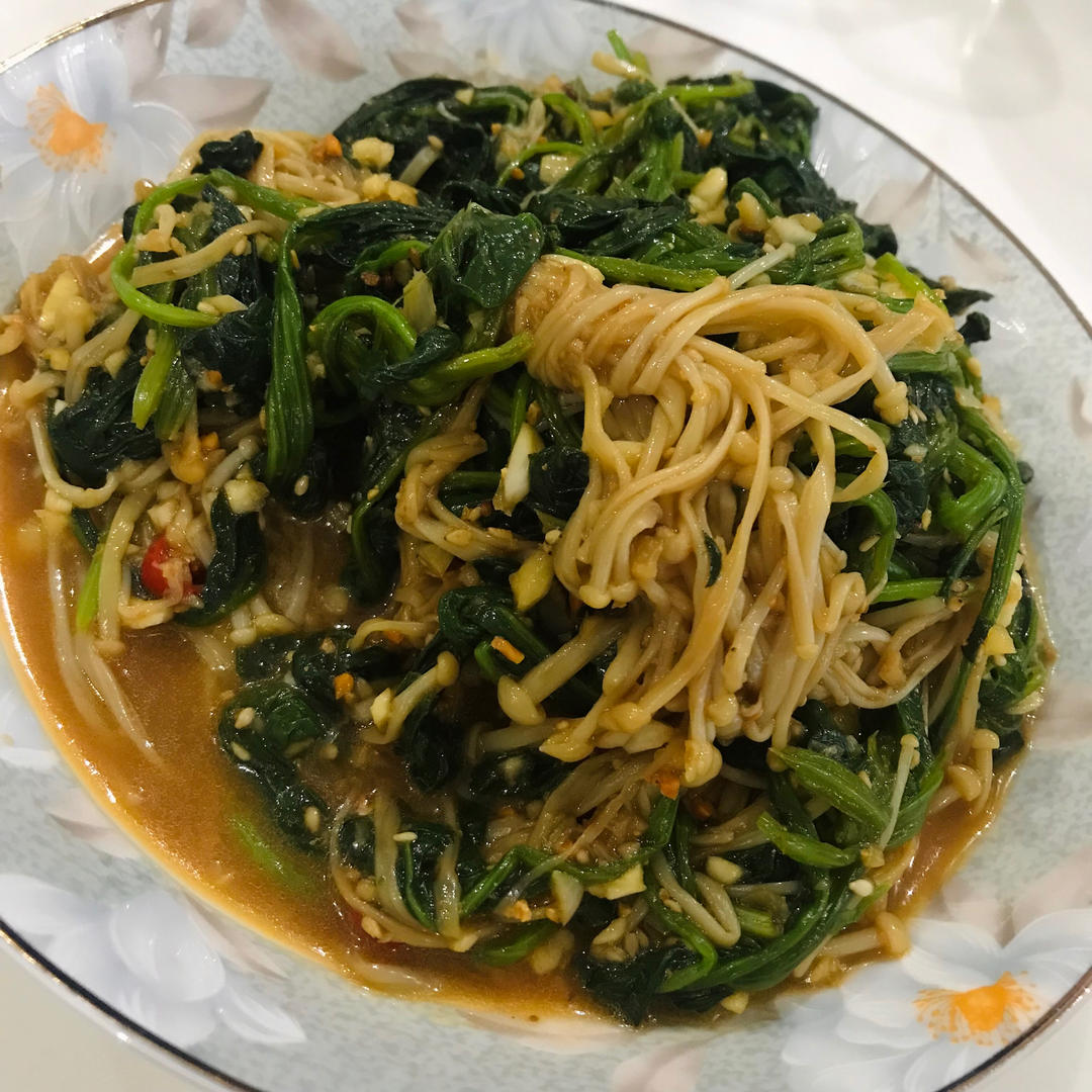 解馋减脂餐！酸辣开胃又下饭的菠菜拌金针菇