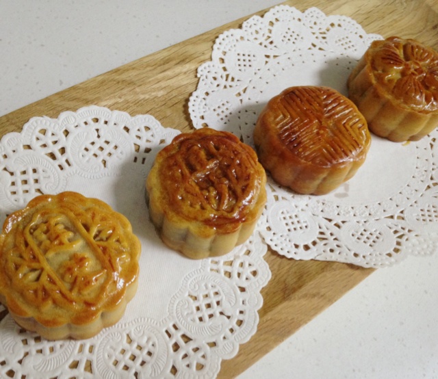 广式蛋黄莲蓉月饼
