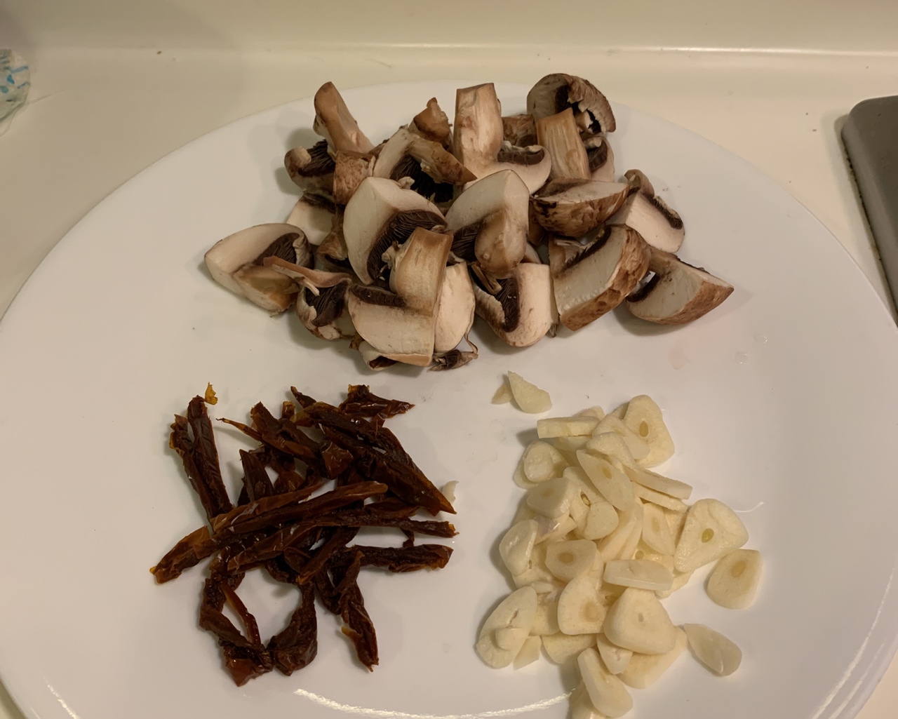 蘑菇炒菠菜的做法 步骤1