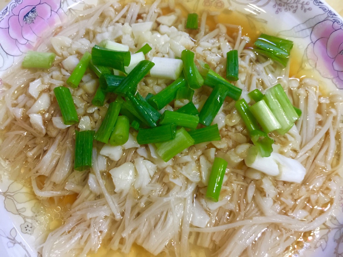 葱油金针菇——10分钟快手菜，你绝对不能错过的美味~