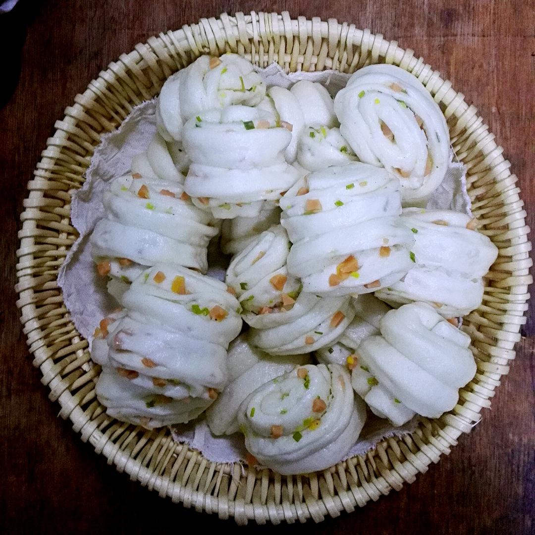 最好吃的火腿葱香花卷—附让葱不变黄的小窍门