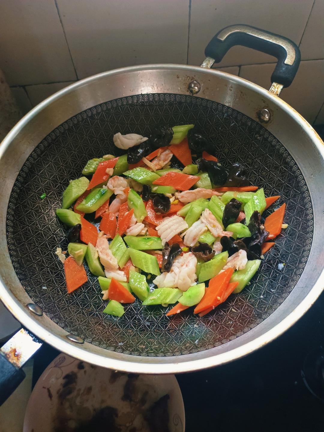 胡萝卜黄瓜虾仁炒木耳