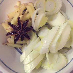 酸菜炒排骨-纯正东北味的做法 步骤3