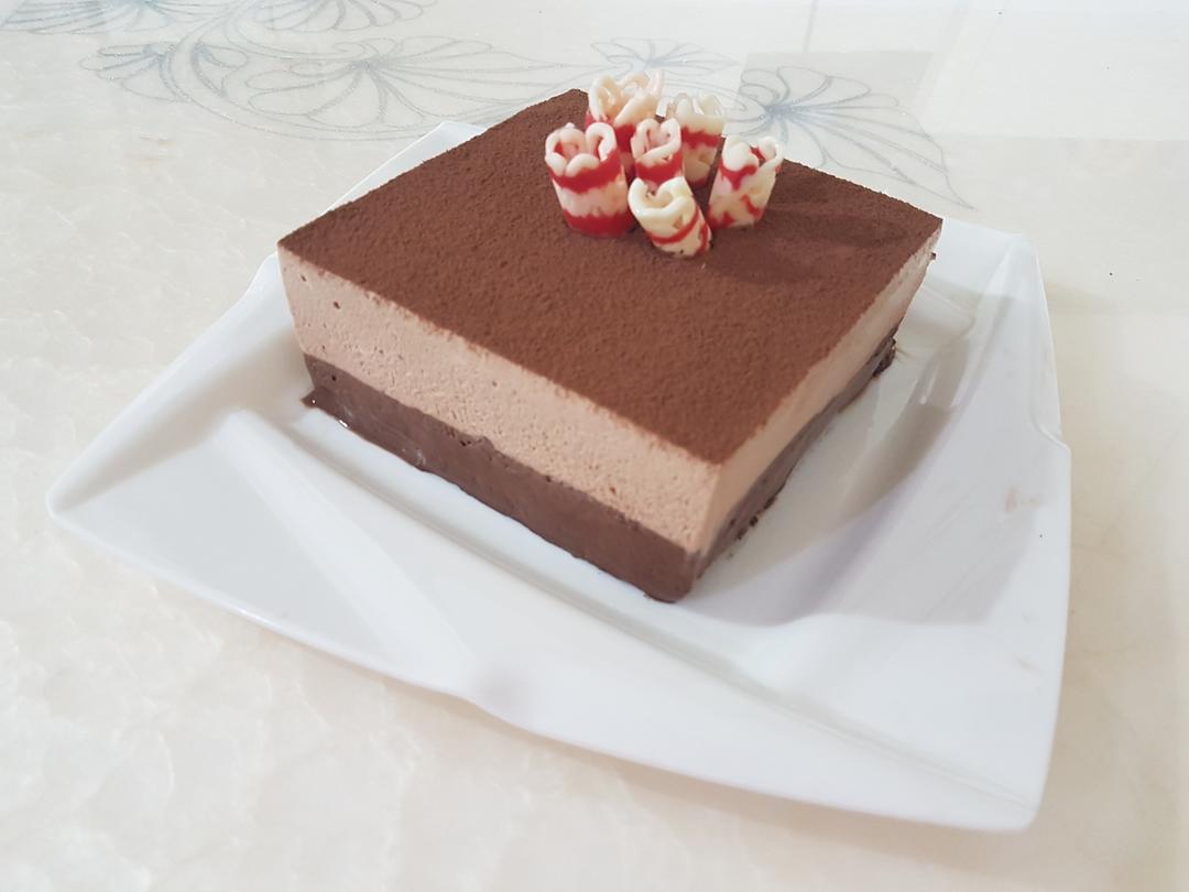 雙層巧克力軟心蛋糕（合桃芝麻脆餅夾層）