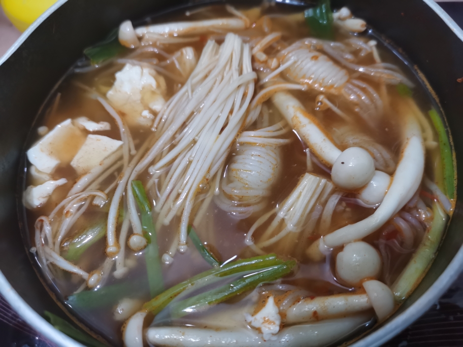 减脂豆腐杂菇魔芋丝辣汤的做法
