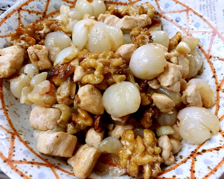 小真猪pearl做的核桃龙眼肉炒鸡丁