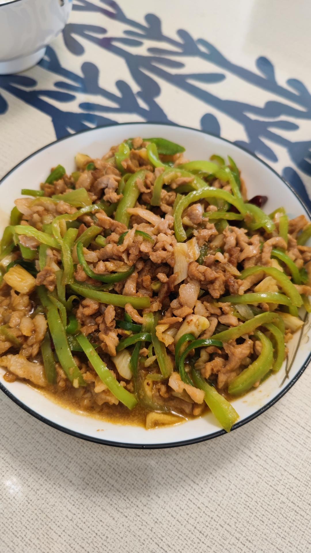 青椒肉丝，这样炒太好吃了。
