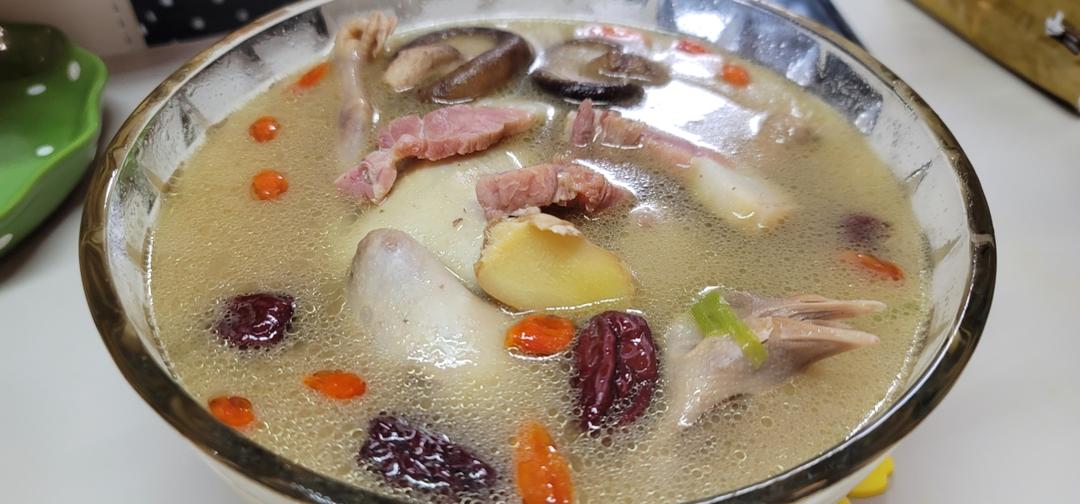 清炖鸽子汤（汤鲜肉嫩）