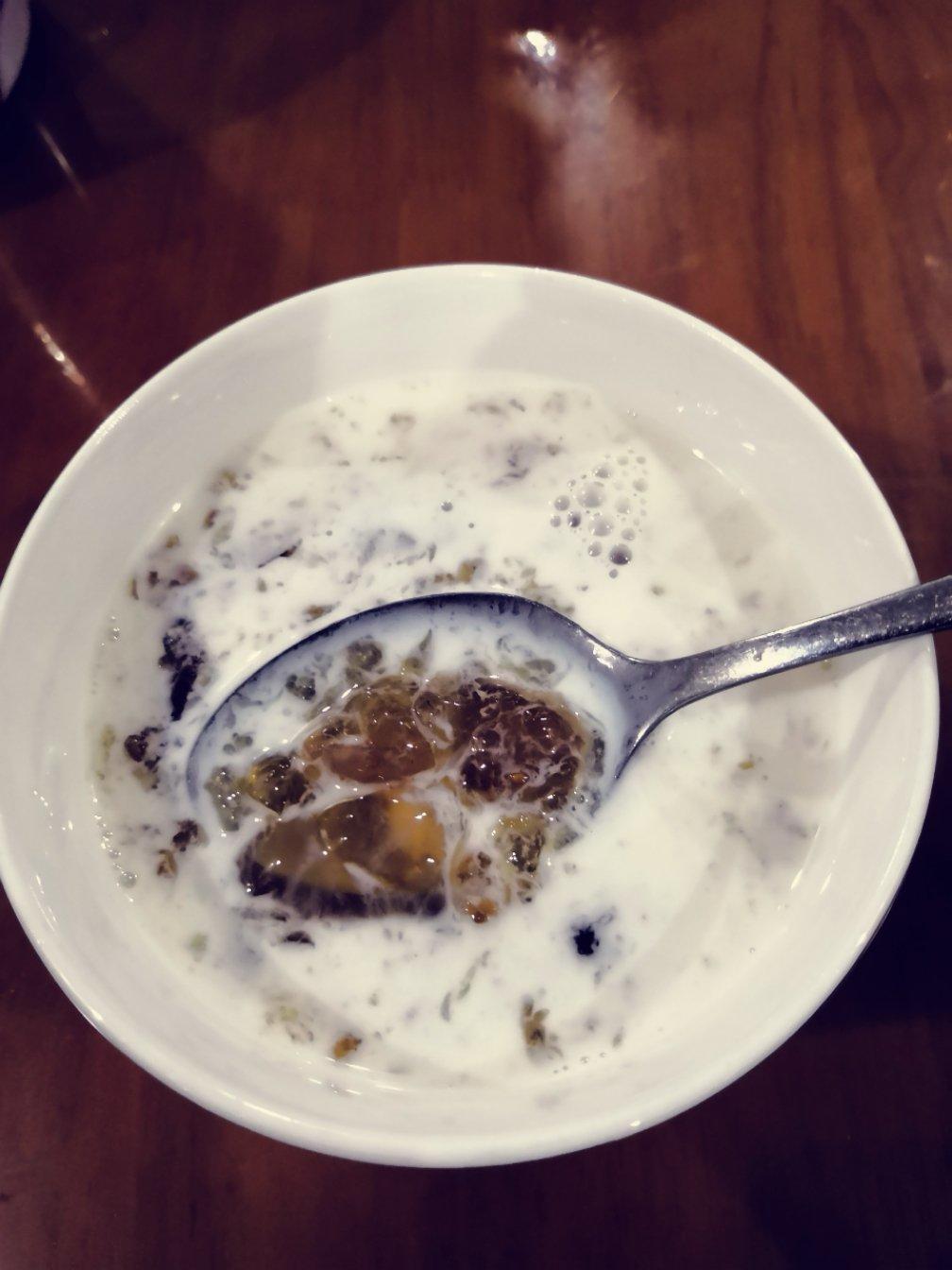 桃胶皂角米炖奶