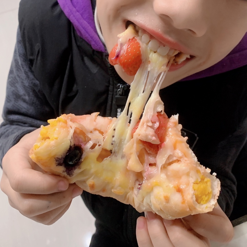 黄金红薯边の                        缤纷水果披萨的做法 步骤15