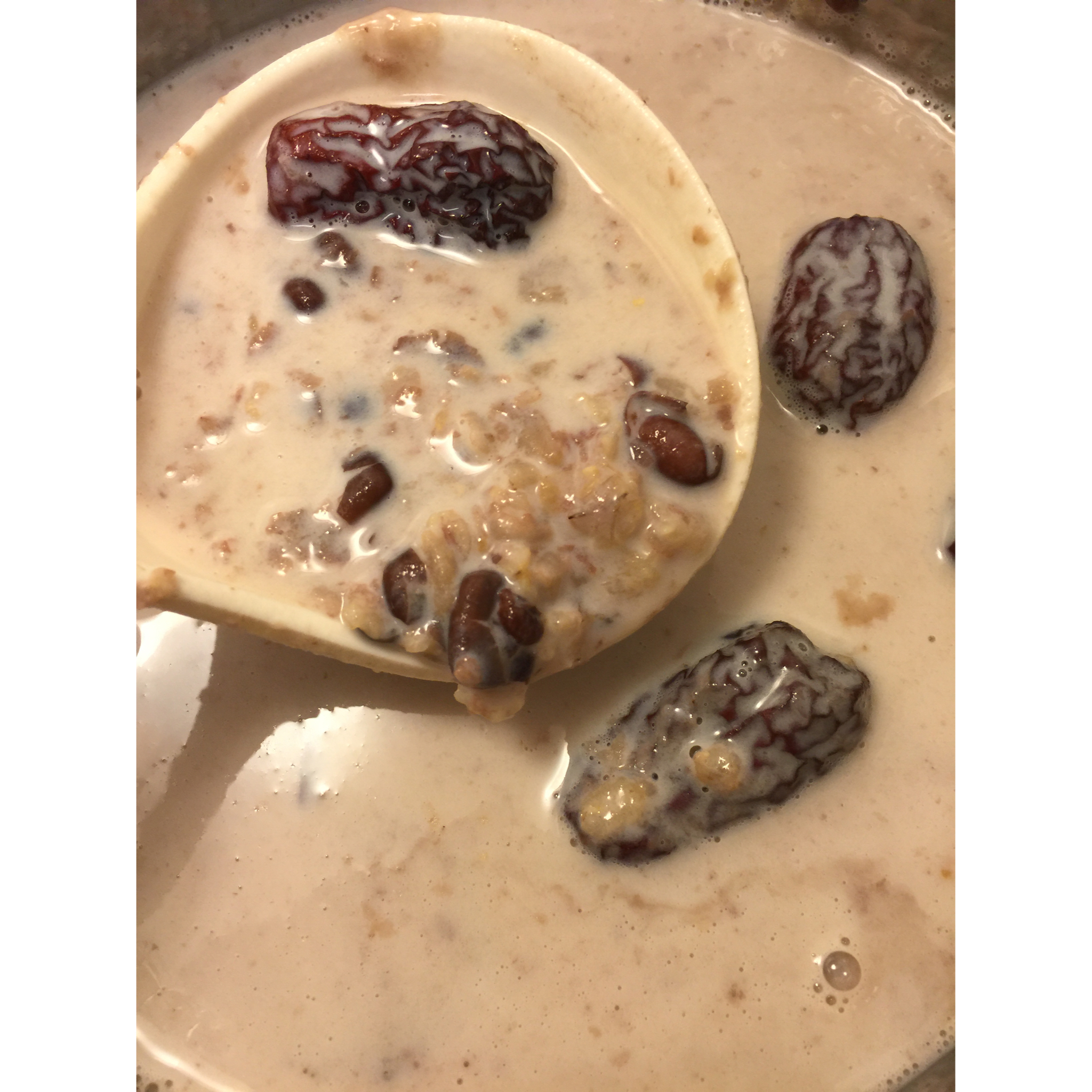 红枣红豆薏仁牛奶粥