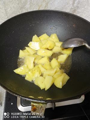 土豆炖（炒）鸡腿的做法 步骤2