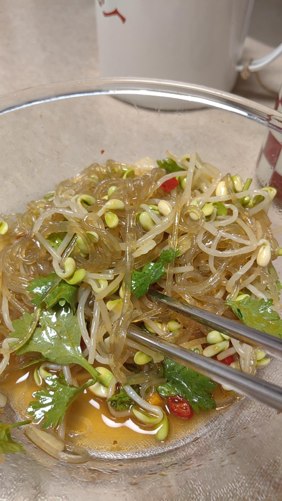 一上桌就会被哄抢光的，爽口凉拌菜豆芽粉丝