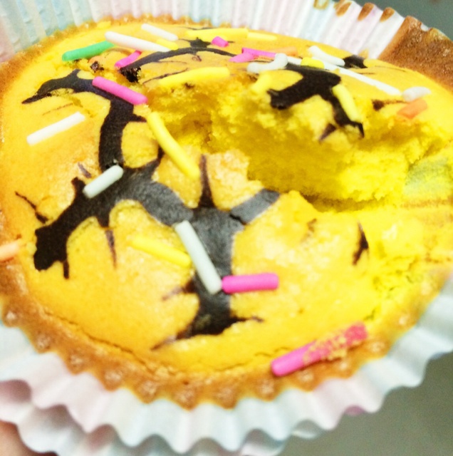 拉花戚风纸杯蛋糕