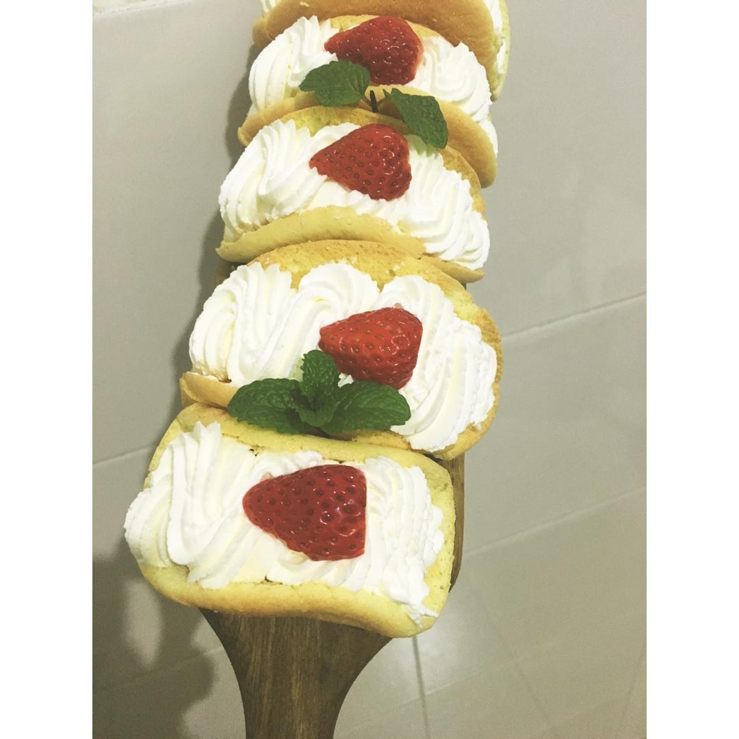 韩国最热门的甜品店Le Bread Lab的草莓蛋糕卷