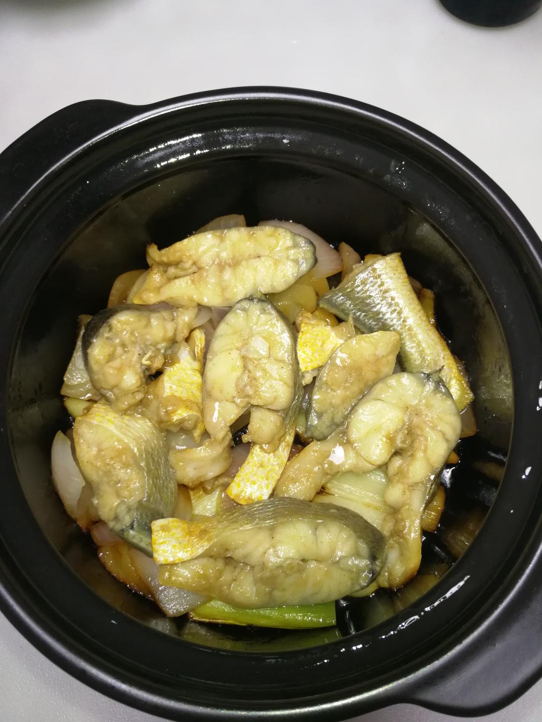 砂锅焗大黄鱼