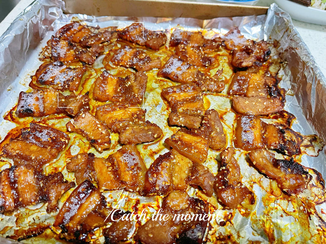 烤五花肉🥩这个夏天除了西瓜🍉当然还有烧烤🥓拥有烤箱的快乐🍺