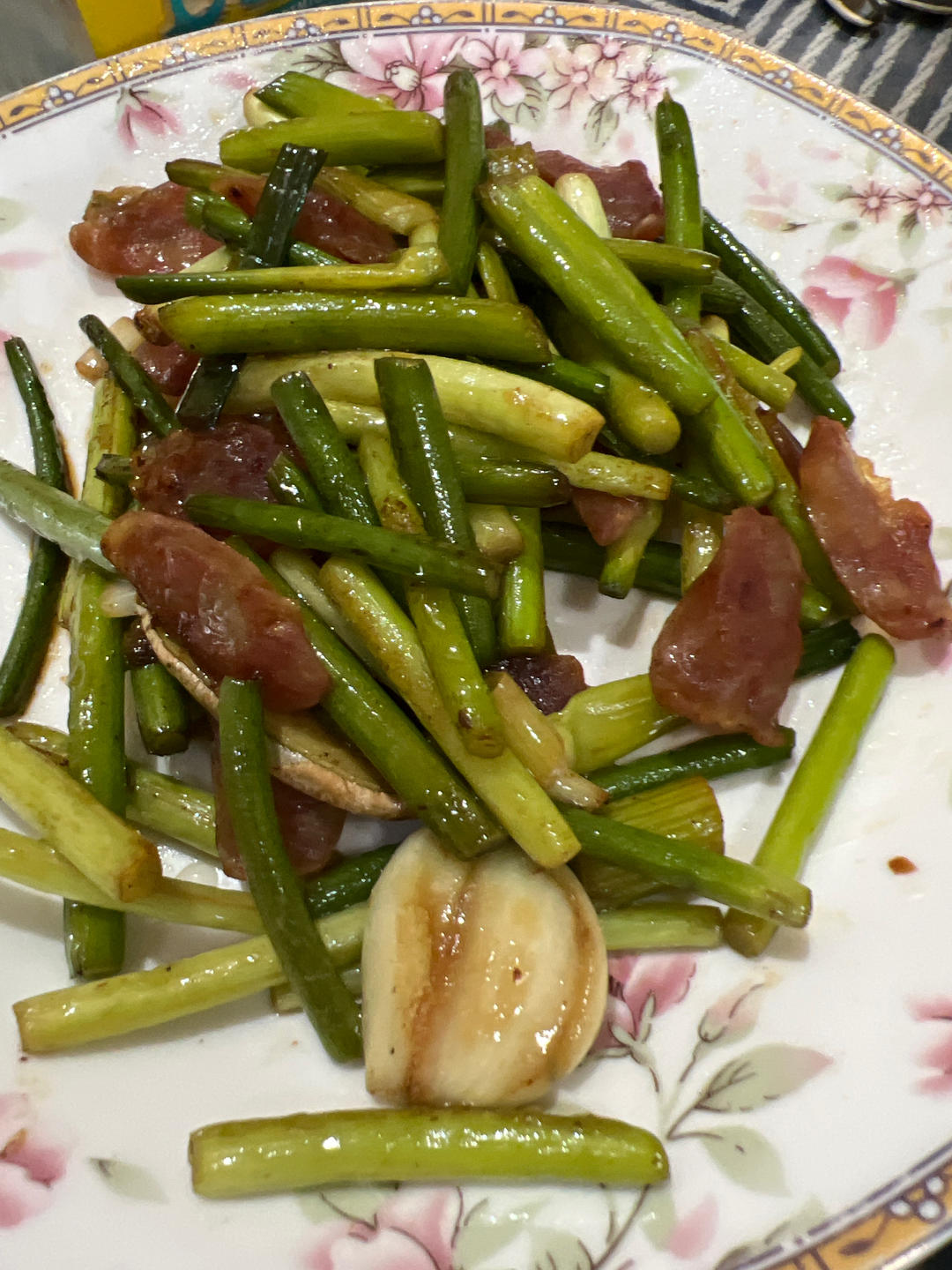 炒下饭的蒜苗炒腊肠（四川香辣腊肠）