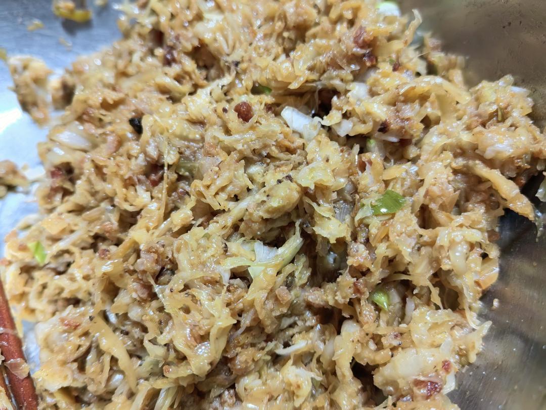 香冒油的东北酸菜油滋了水饺🥟
